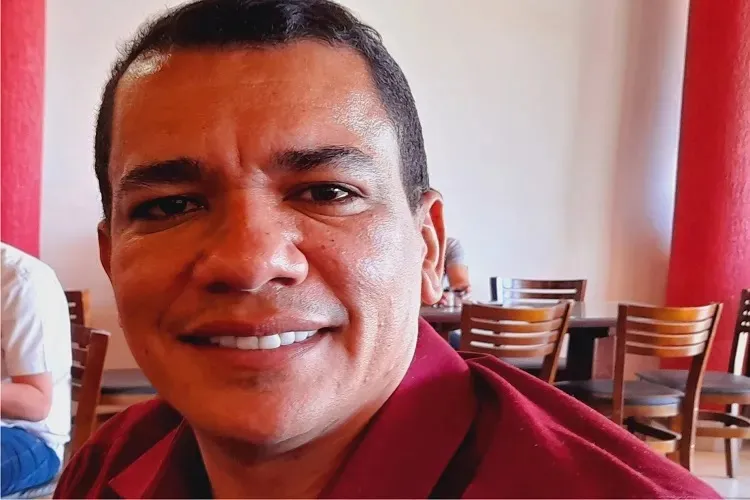 Prefeito de Rio do Pires é vaiado ao interromper show de Tayrone e enaltecer pré-candidato