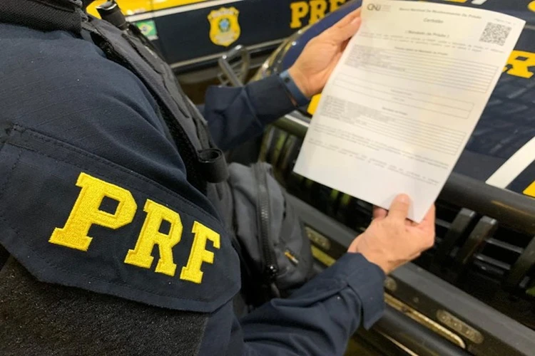 PRF prende em Jequié passageiro de ônibus com mandado de prisão da justiça paulista