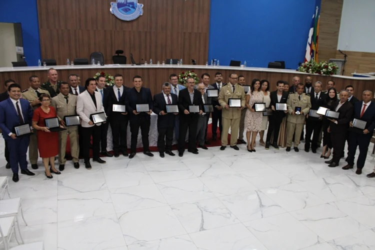 Câmara Municipal de Brumado encerra ano legislativo e entrega 24 honrarias