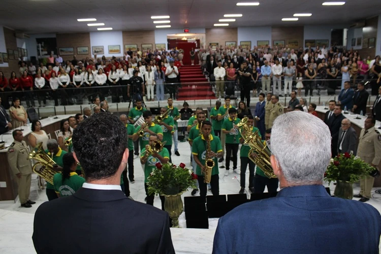 Câmara Municipal de Brumado encerra ano legislativo e entrega 24 honrarias