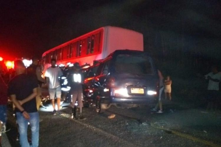 Batida entre van e ônibus deixa quatro mortos e 10 feridos na BA-263 no sudoeste baiano