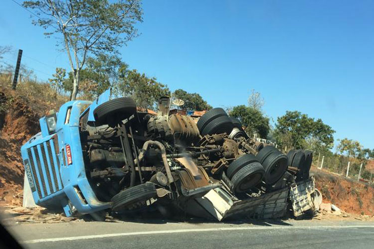 Caminhão carregado com manilhas tomba na BR-030 em Caetité