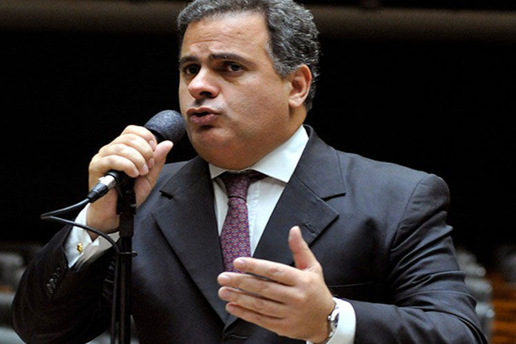 'O prefeito de Brumado é um encantador de serpentes, um ladrão', dispara deputado João Bacelar