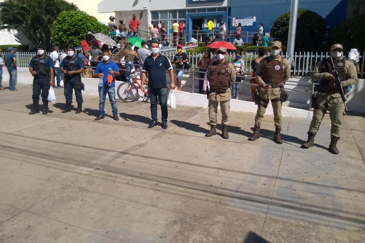 CDL realiza campanha de distribuição de máscaras para transeuntes nas ruas de Brumado