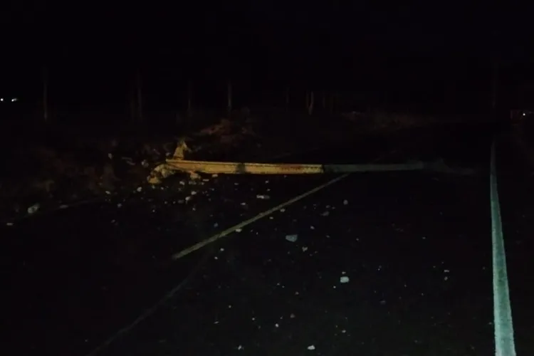 Motorista passa mal ao volante, bate em poste e passageira morre em Livramento de Nossa Senhora