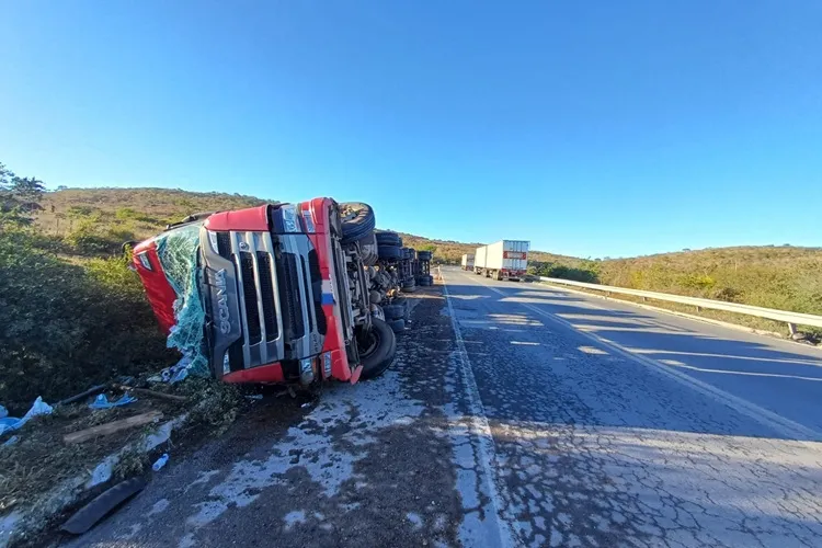 Poções: Mãe e bebê morrem após caminhão tombar em curva na BR-116