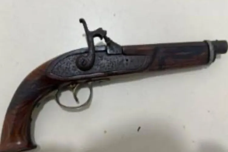 Homem é preso com arma de fogo em bar em Vitória da Conquista