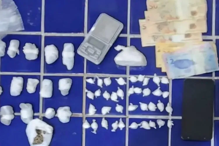 Suspeito de tráfico é preso com 54 porções de drogas em Livramento de Nossa Senhora