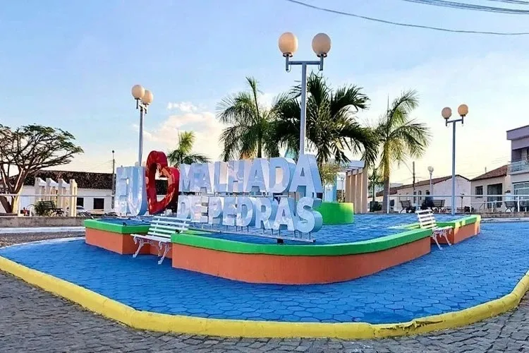 Homem resiste à prisão e xinga PMs após dar 'cavalo de pau' em festa de Malhada de Pedras