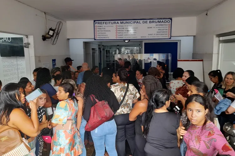 Brumado: Pais lotam prefeitura em busca de matrícula nas escolas próximas de casa