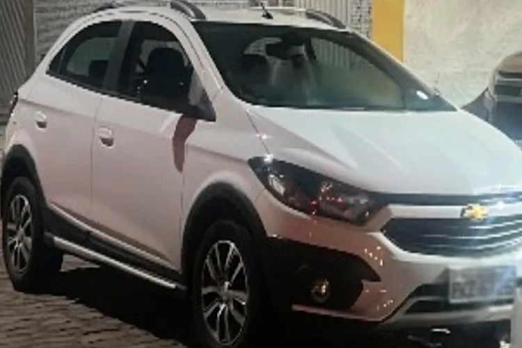 Poções: Bandidos tentam fugir de moto, mas acabam presos após roubo de carro