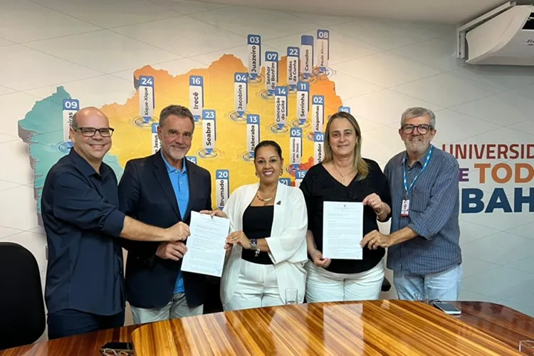 Prefeita protocola pedido de cursos da Uneb em Livramento de Nossa Senhora