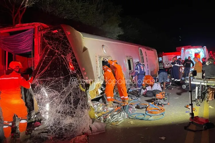 Vídeo: Sobe para 15 o número de mortos em acidente com ônibus de Brumado