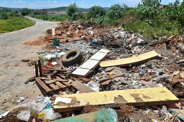Prefeitura de Brumado convoca transportadores de entulhos para instrução sobre despejo regular