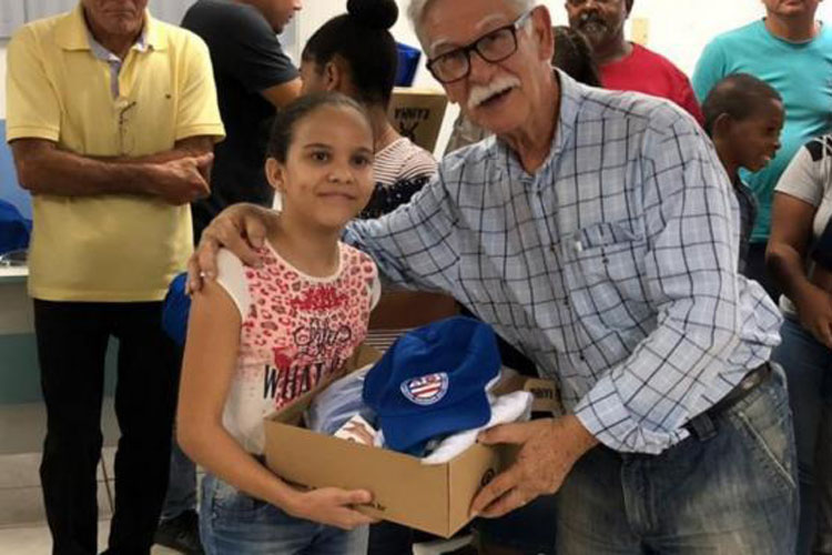 Brumado: Alunos da Escola Municipal Idalina Azevedo recebem uniformes militares