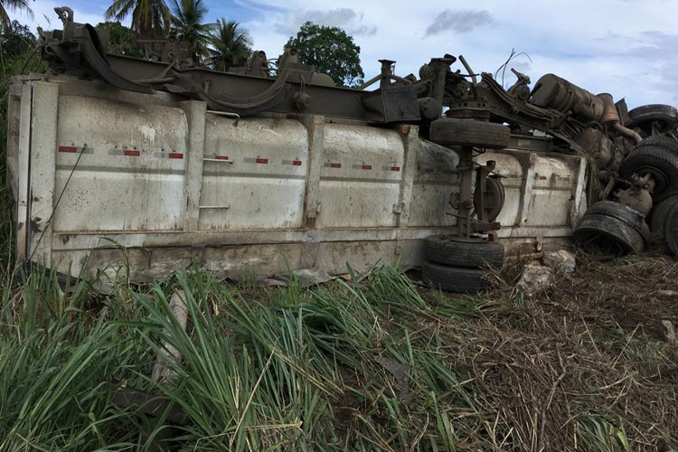 Caminhão com placa de Brumado tomba e parte da carroceria cai em rio em Santa Cruza da Vitória