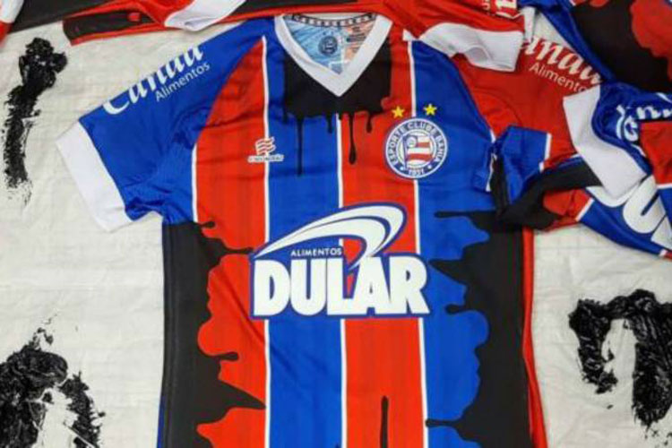 Bahia usa camisa com manchas para lembrar vazamentos