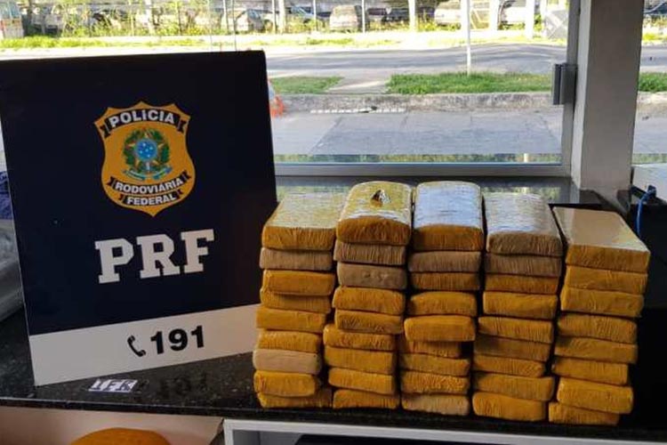 Homem é preso após ser flagrado com quase 50 kg de maconha em Eunápolis