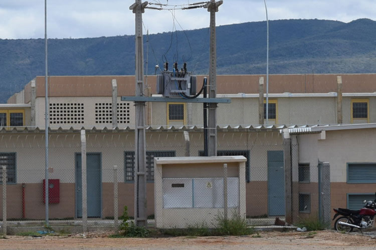 Coelba conclui instalação de energia e Embasa inicia canalização de água no presídio em Brumado