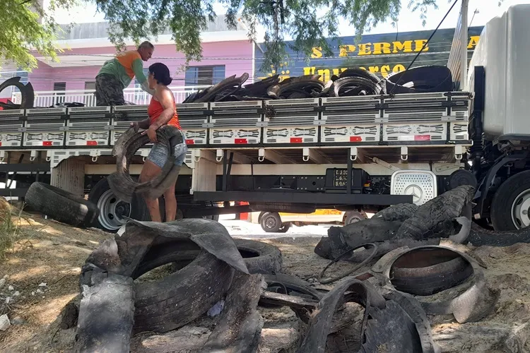 Mutirão popular retira pneus apontados como berçário do mosquito da dengue em Brumado