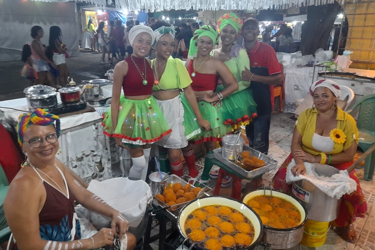 O colorido contagiante do tabuleiro de Dete do Acarajé valorizou o Carnaval de Brumado