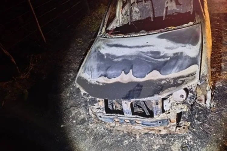 Carro carbonizado é encontrado abandonado às margens da BR-122 em Urandi