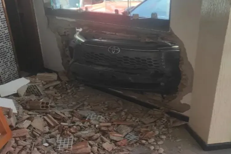 Carro invade estabelecimento comercial em Livramento de Nossa Senhora