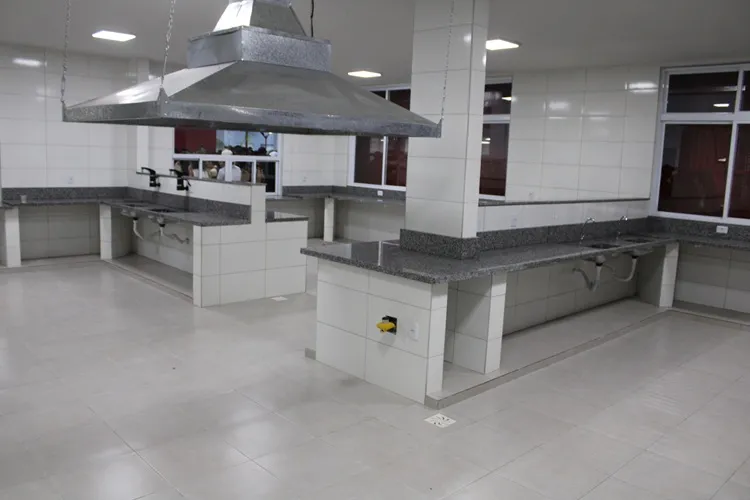 Prefeita moderniza a educação e entrega escola com 22 salas em Livramento de Nossa Senhora