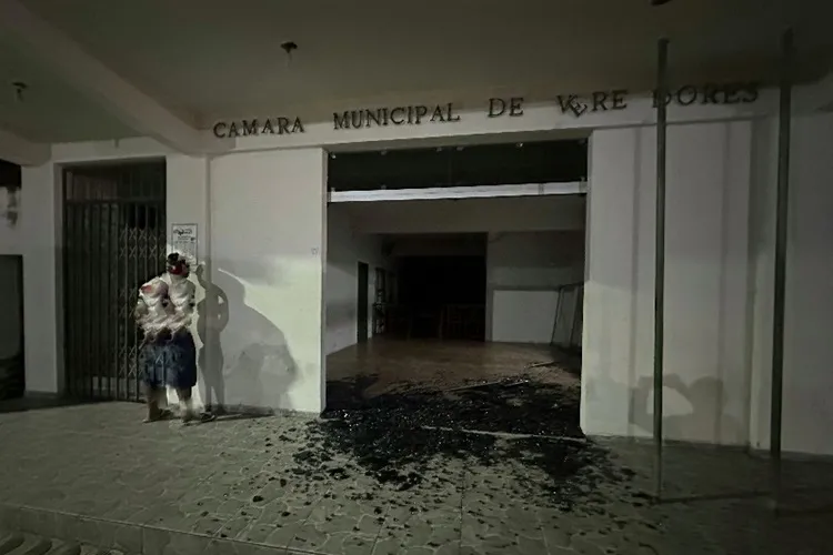 Homem é preso após quebrar vidro da antiga Câmara de Contendas do Sincorá