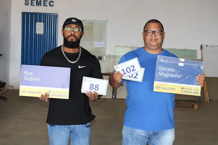 Vereadores encontram placas de numeração de imóveis abandonadas em Brumado