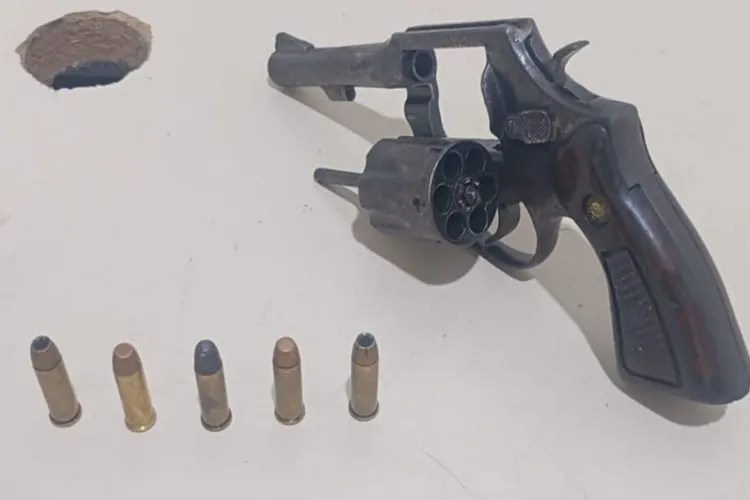 Revólver com numeração raspada é apreendido após denúncia de briga familiar em Vitória da Conquista