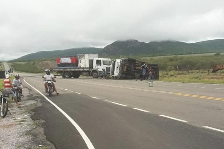 BA-148: Motorista perde controle em quebra-molas e tomba caminhão em Dom Basílio