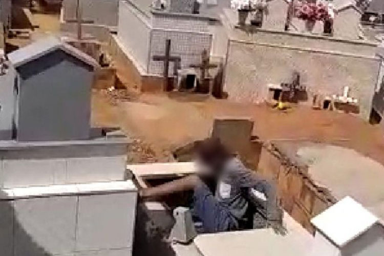 Jovens vandalizam e quebram sepultura no Cemitério Municipal de Igaporã