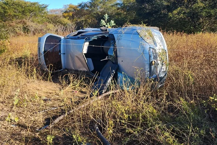 Motorista perde o controle da direção e capota carro na BA-160 em Bom Jesus da Lapa