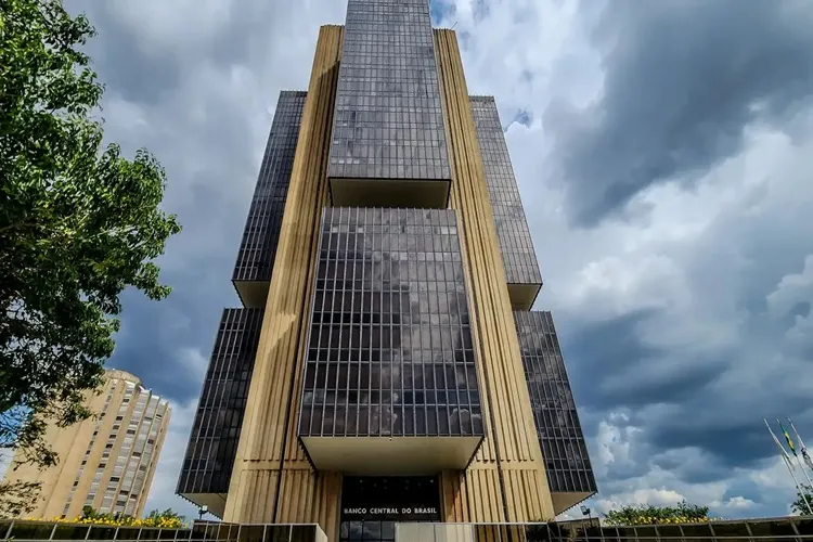 Banco Central eleva Selic para 15% ao ano, o maior patamar desde 2006