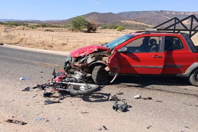 Carro e moto colidem de frente na BA-612 em Candiba e deixam dois feridos