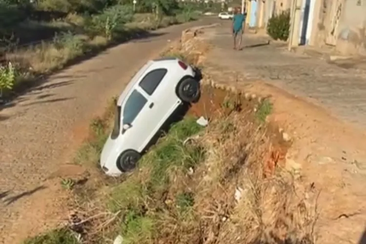 Carro desaba em obra abandonada pela prefeitura de Brumado há anos