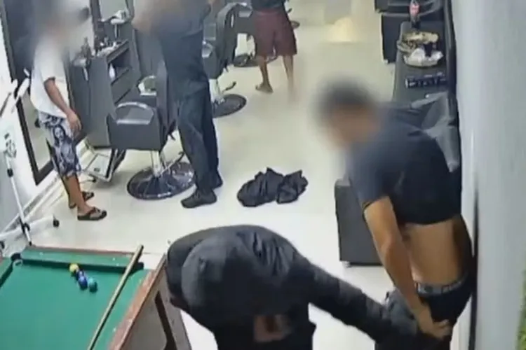VÍDEO: Homem é obrigado a baixar as calças durante assalto a barbearia em Itamaraju