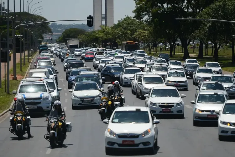 Governo eleva teto e libera carros de até R$ 200 mil no Move Brasil para táxis e apps