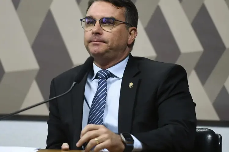 Flávio Bolsonaro diz que tentaram enterrá-lo vivo e compara Lula ao diabo
