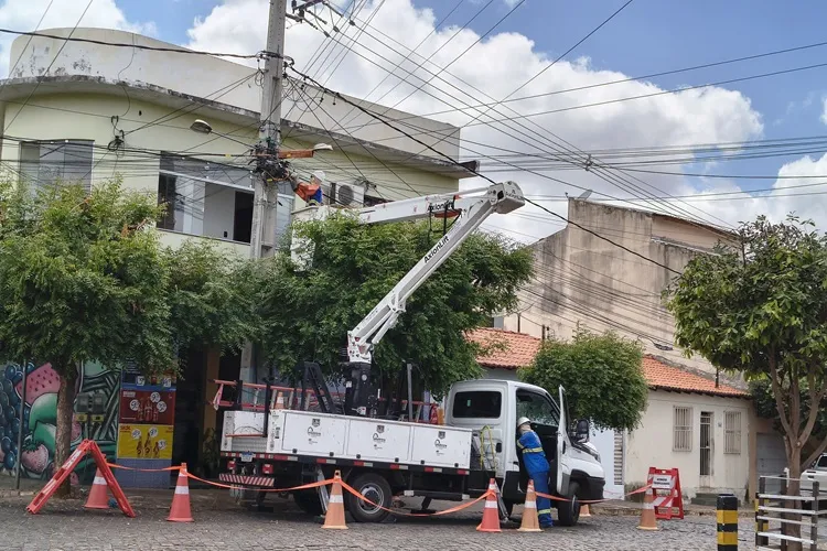 Coelba retira fios de gatos-net em Brumado e Guanambi