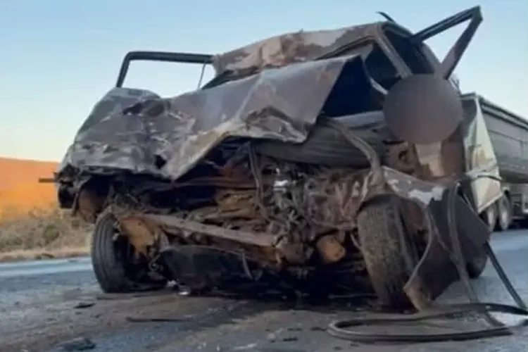 Dois homens morrem após acidente entre carro e caminhão na BR-242