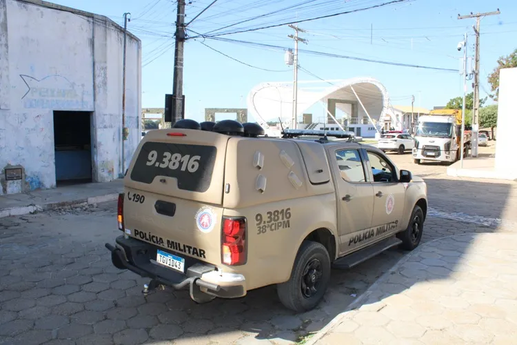 Mulher é agredida com tapas e forçada a ajoelhar e rezar dentro de igreja em Carinhanha