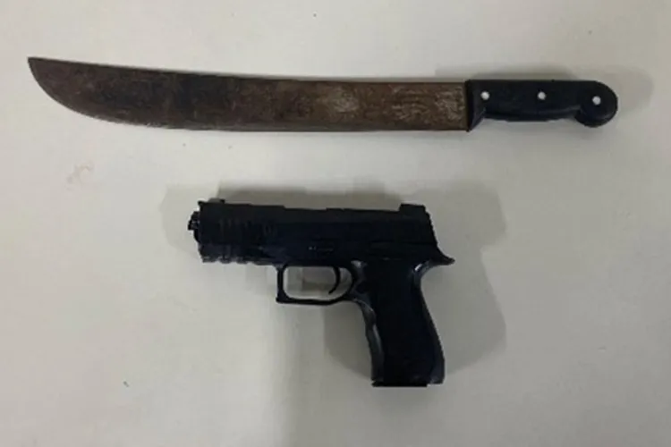 Homem incendeia roupas da companheira e a ameaça com facão em Guanambi