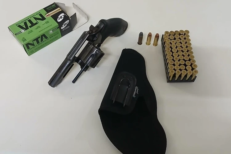 Arma e munições são apreendidas em paredão na zona rural de Ibiassucê