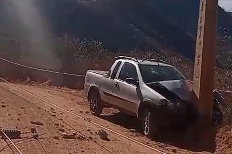 VÍDEO: Condutor perde controle da direção e bate em poste de energia em Guanambi
