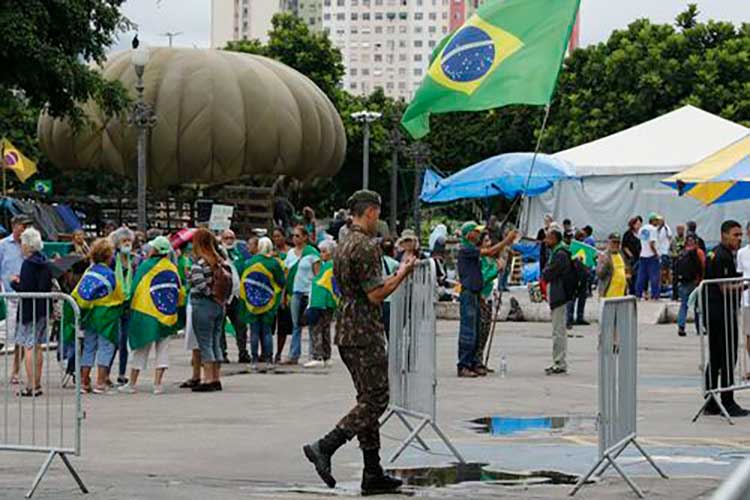 Polícia Federal libera idosos e mulheres com crianças detidos no acampamento em Brasília