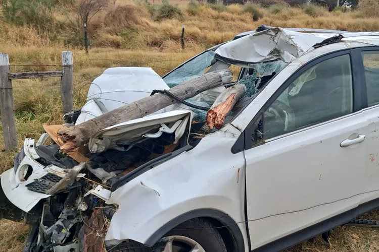 Guanambi: Carro colide com cavalo, deixa três pessoas feridas e animal morto