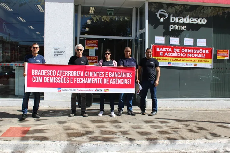 Sindicato dos Bancários faz protesto contra demissões no Bradesco em Brumado