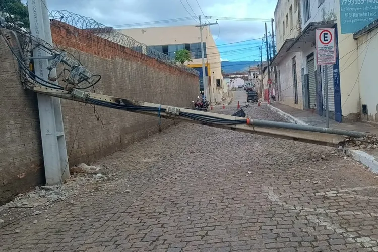 Caminhão baú bate contra poste e deixa parte do centro comercial sem energia em Brumado